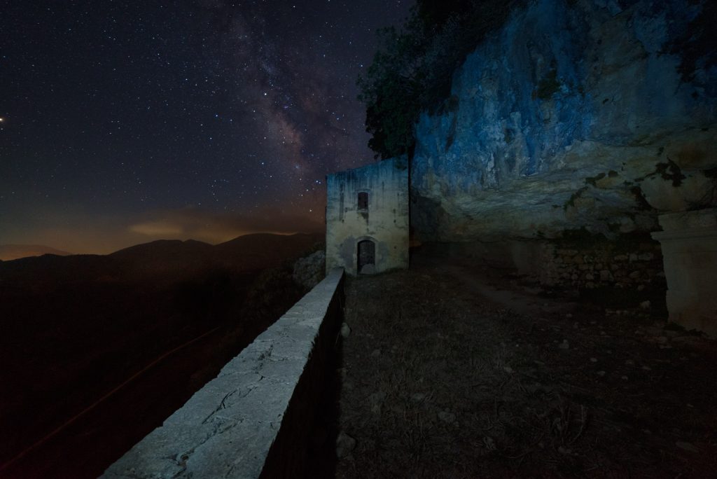 Ο γαλαξίας από την είσοδο του μοναστηριού του Αγίου Αντωνίου στο Βένι